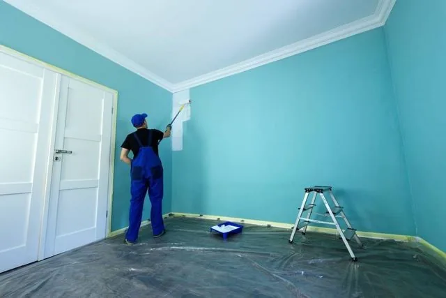 Aplicando masilla de alisado en pared con gotelé en Navacerrada