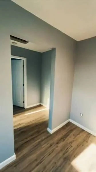 Pared perfectamente lisa tras alisado en vivienda de Torrelodones