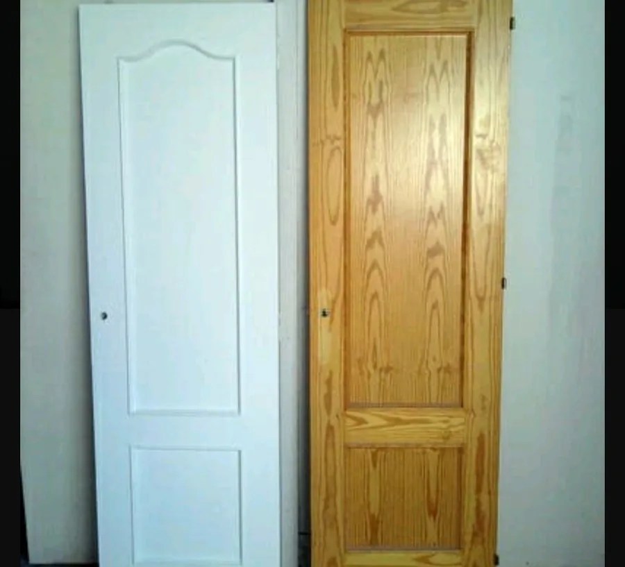Antes y después de lacar puerta: de madera a blanco en Alpedrete
