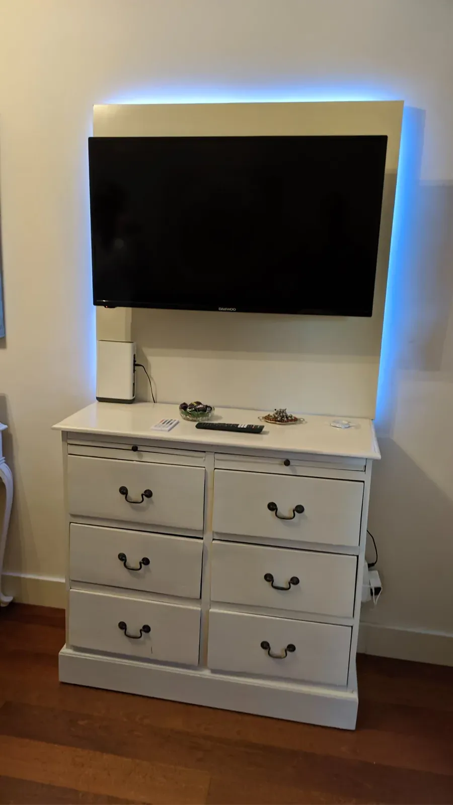 Cómoda de cajones clásica lacada en blanco en Somosaguas