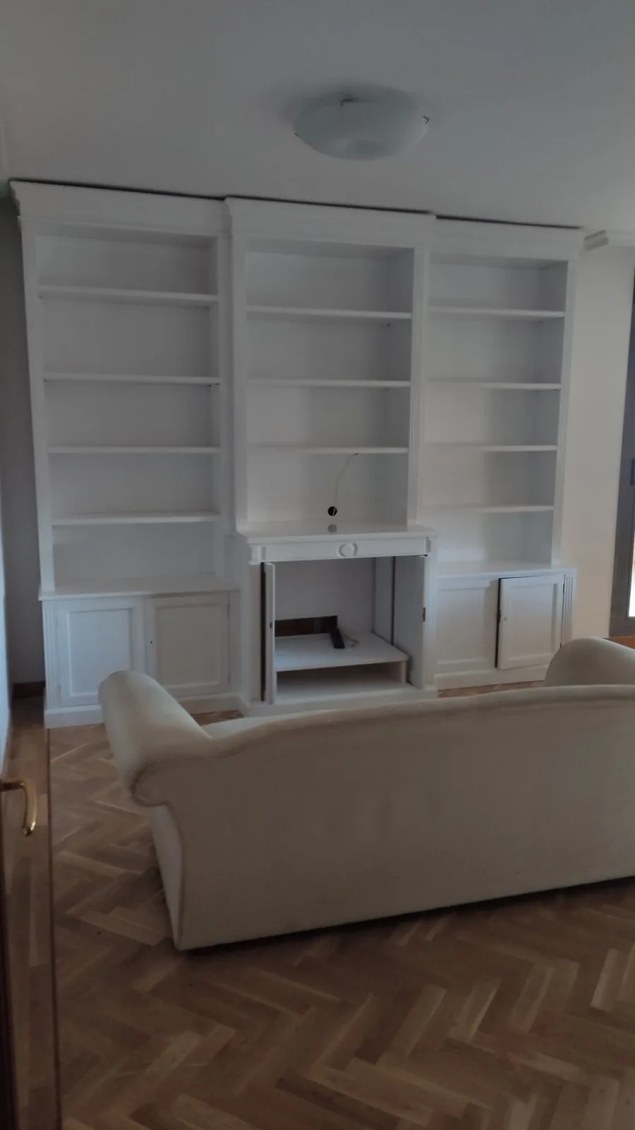 lacado libreria chimenea salon blanco en Pozuelo de Alarcón