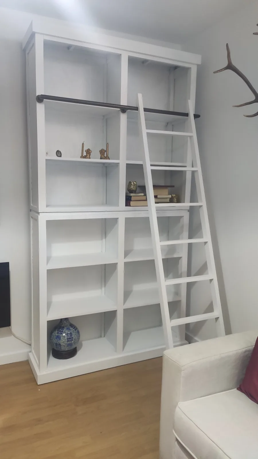 lacado libreria escalera blanca en Cercedilla