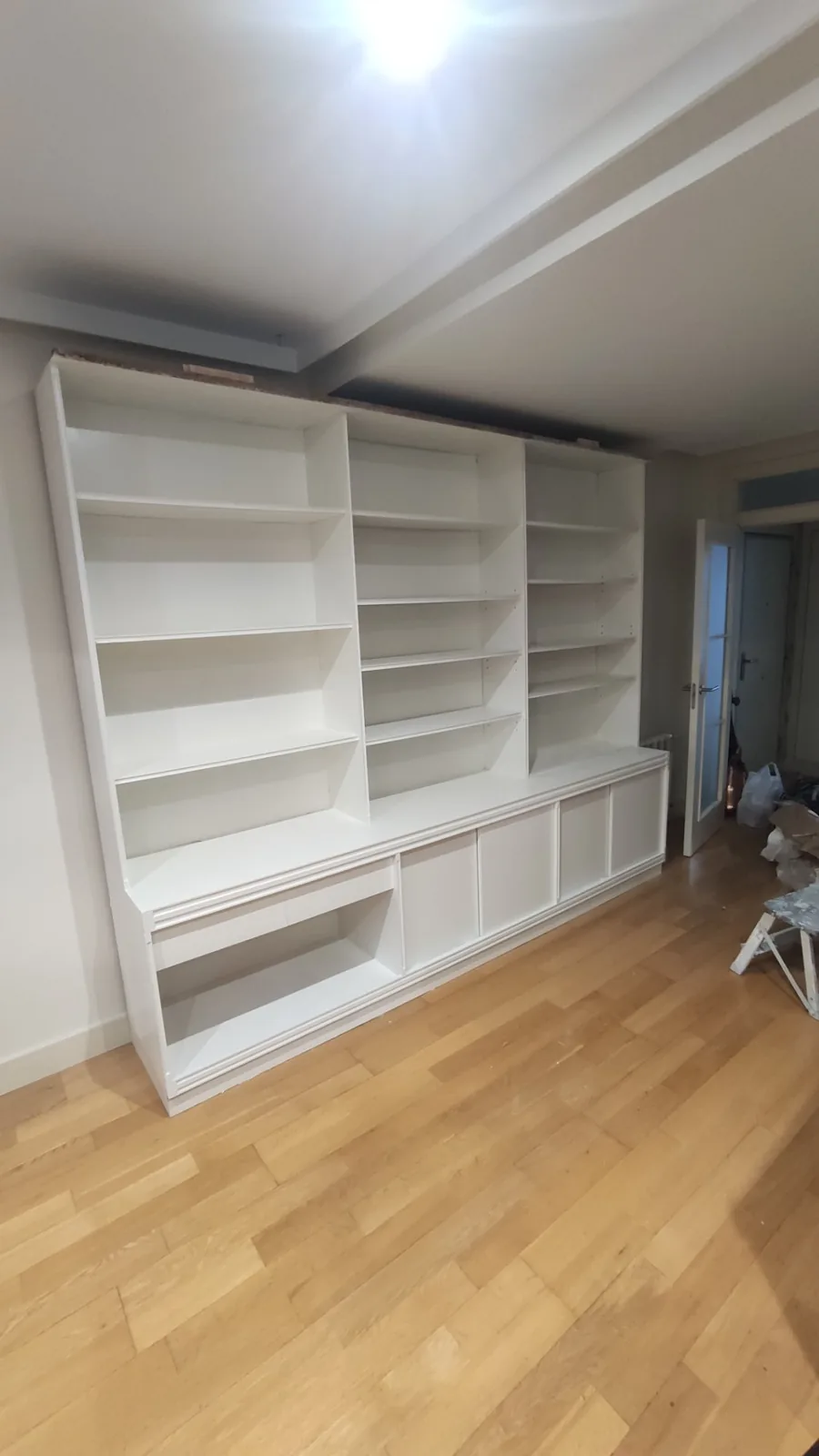 Librería lacada en blanco