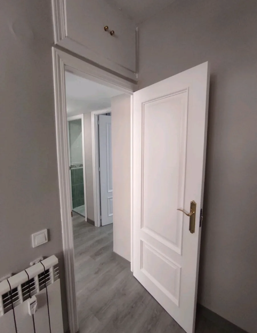 lacado puerta blanca pasillo en Las Rozas