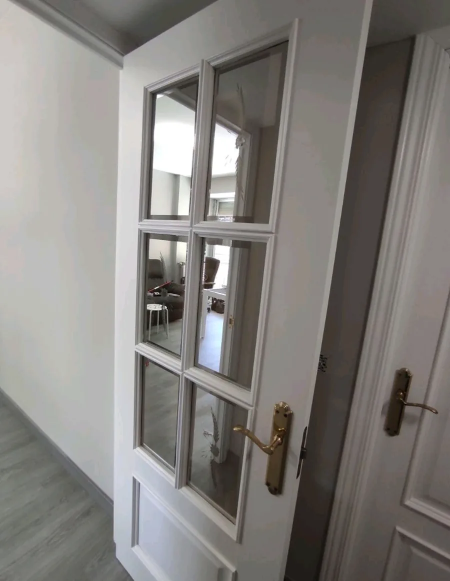 lacado puerta cristalera blanca en Valdemarín