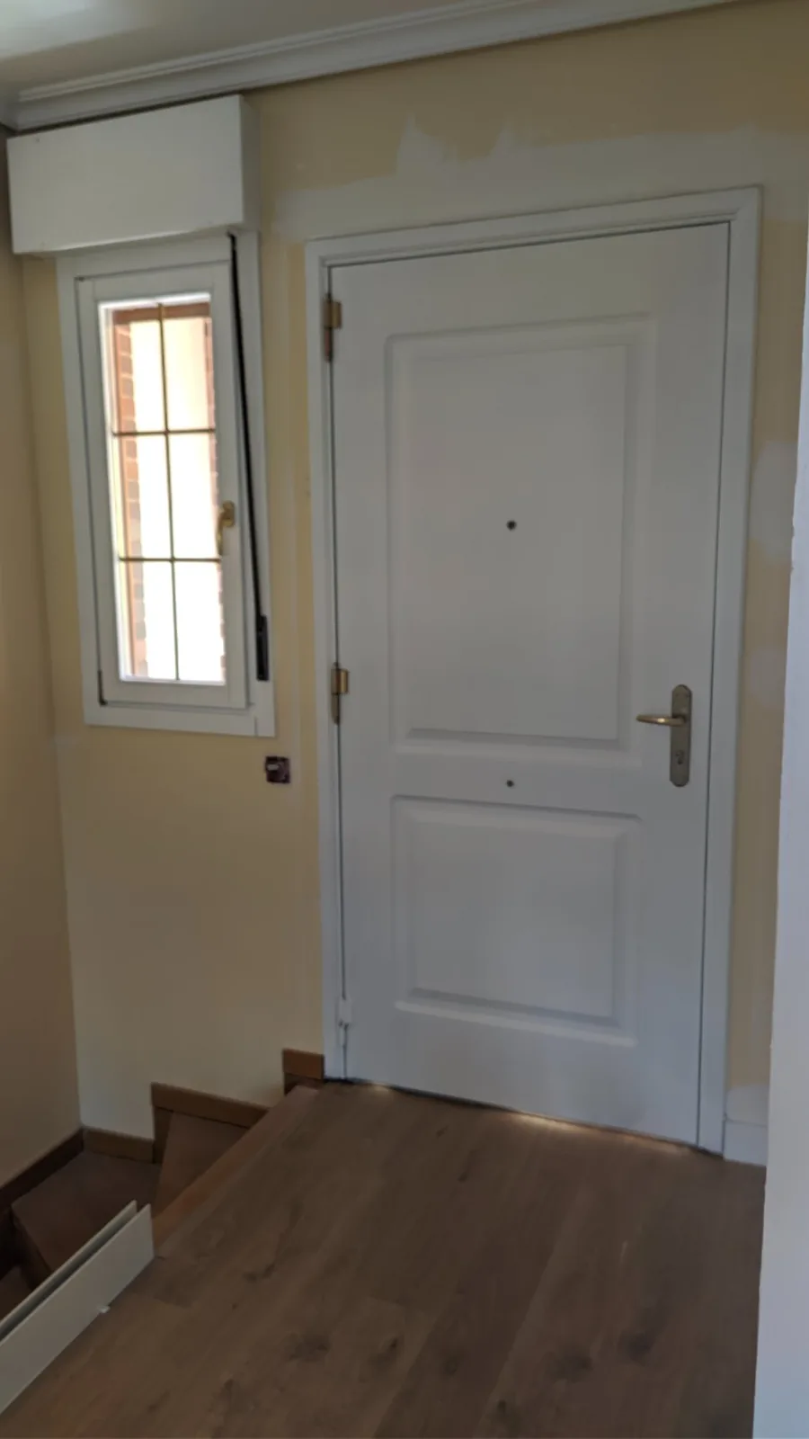 lacado puerta entrada blanca en Becerril de la Sierra