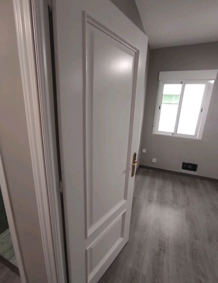 Lacado de puerta de paso en blanco satinado