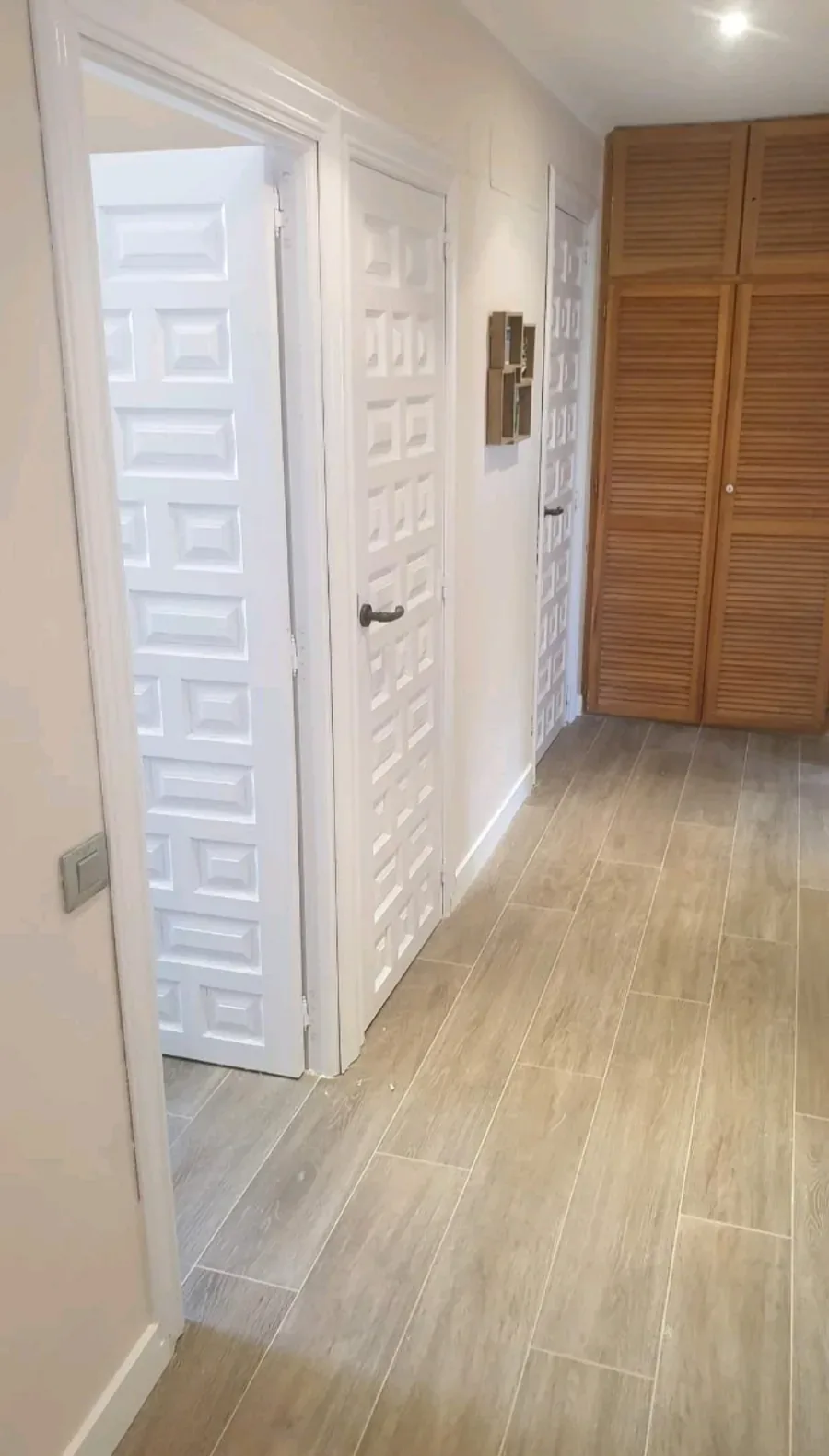 Puertas con molduras lacadas en blanco en Somosaguas