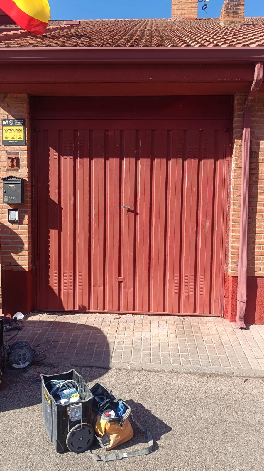 Antes: con graffiti oxidada, pintar puerta garaje Torrelodones