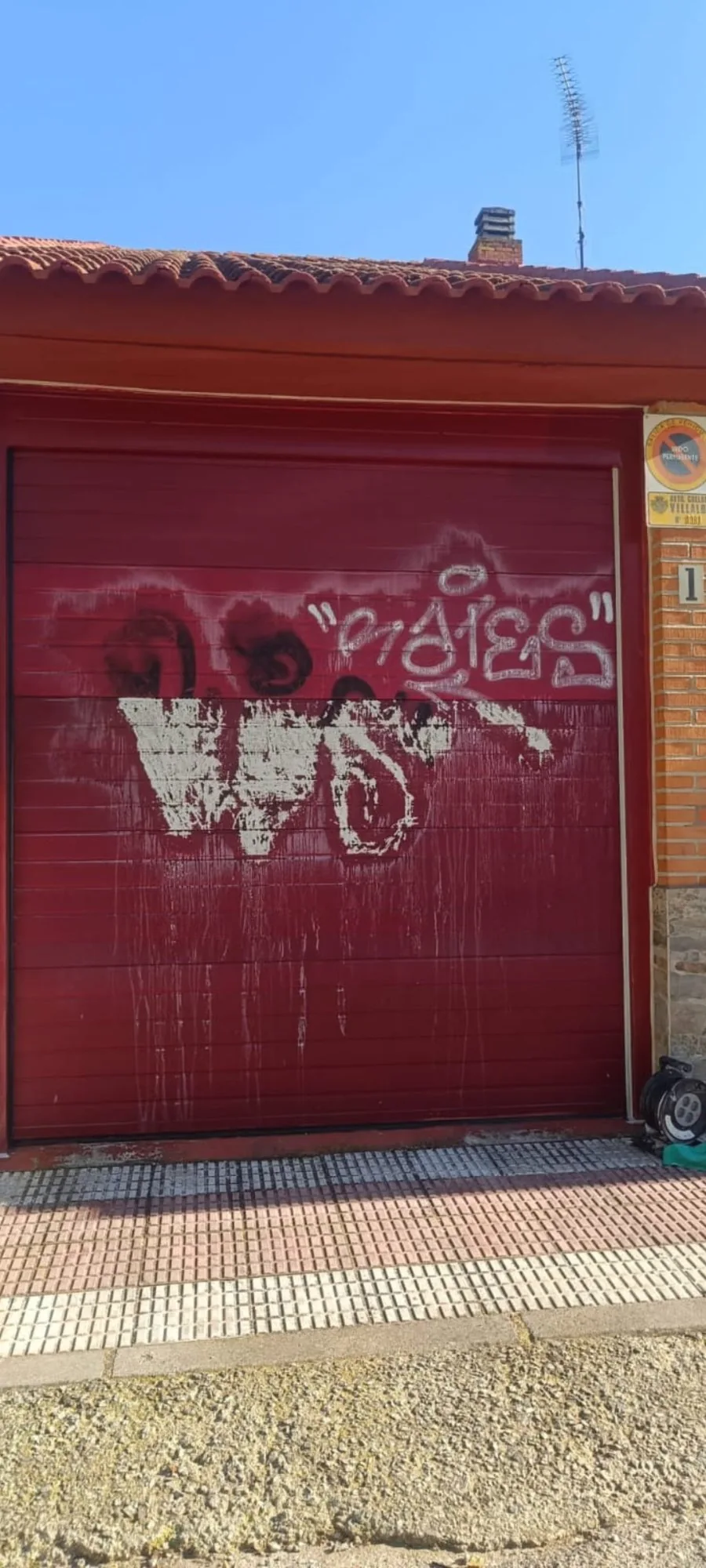 Antes: puerta enrollable oxidada — pintura garaje Valdemarín