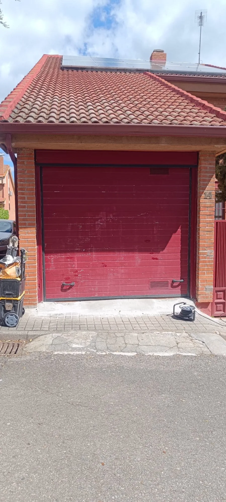 Antes: puerta abatible con óxido en El Escorial
