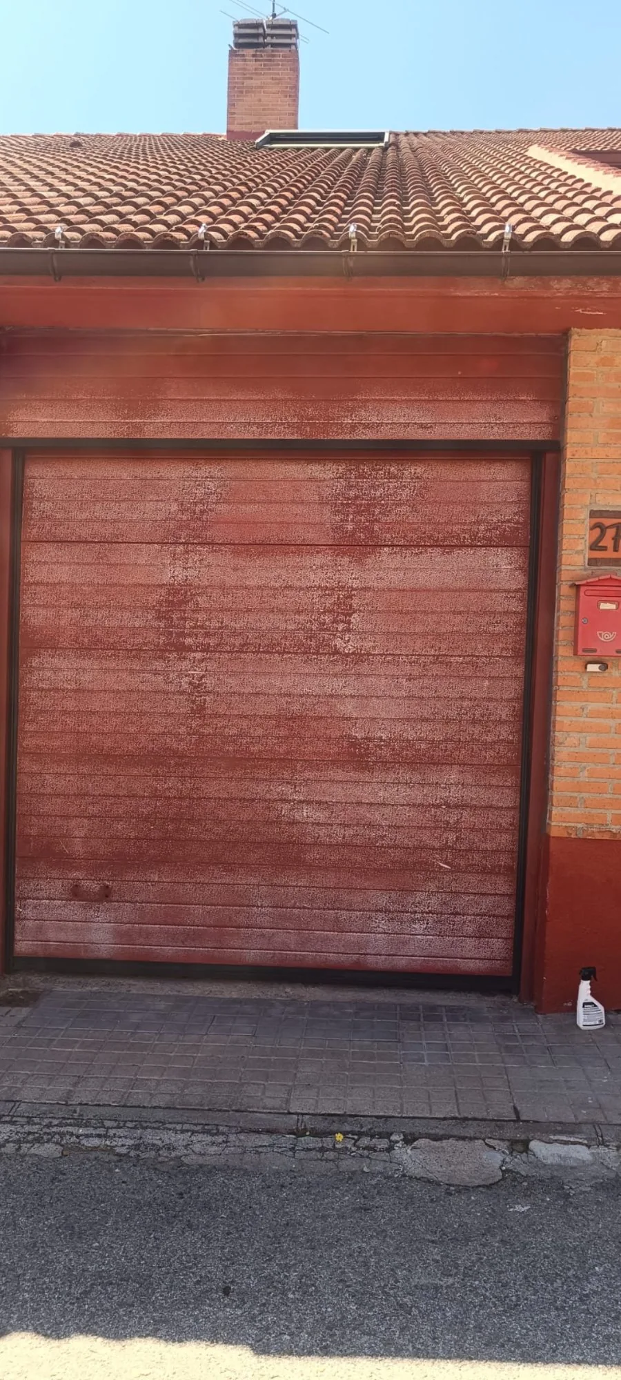 Antes: puerta seccional deteriorada — El Plantío