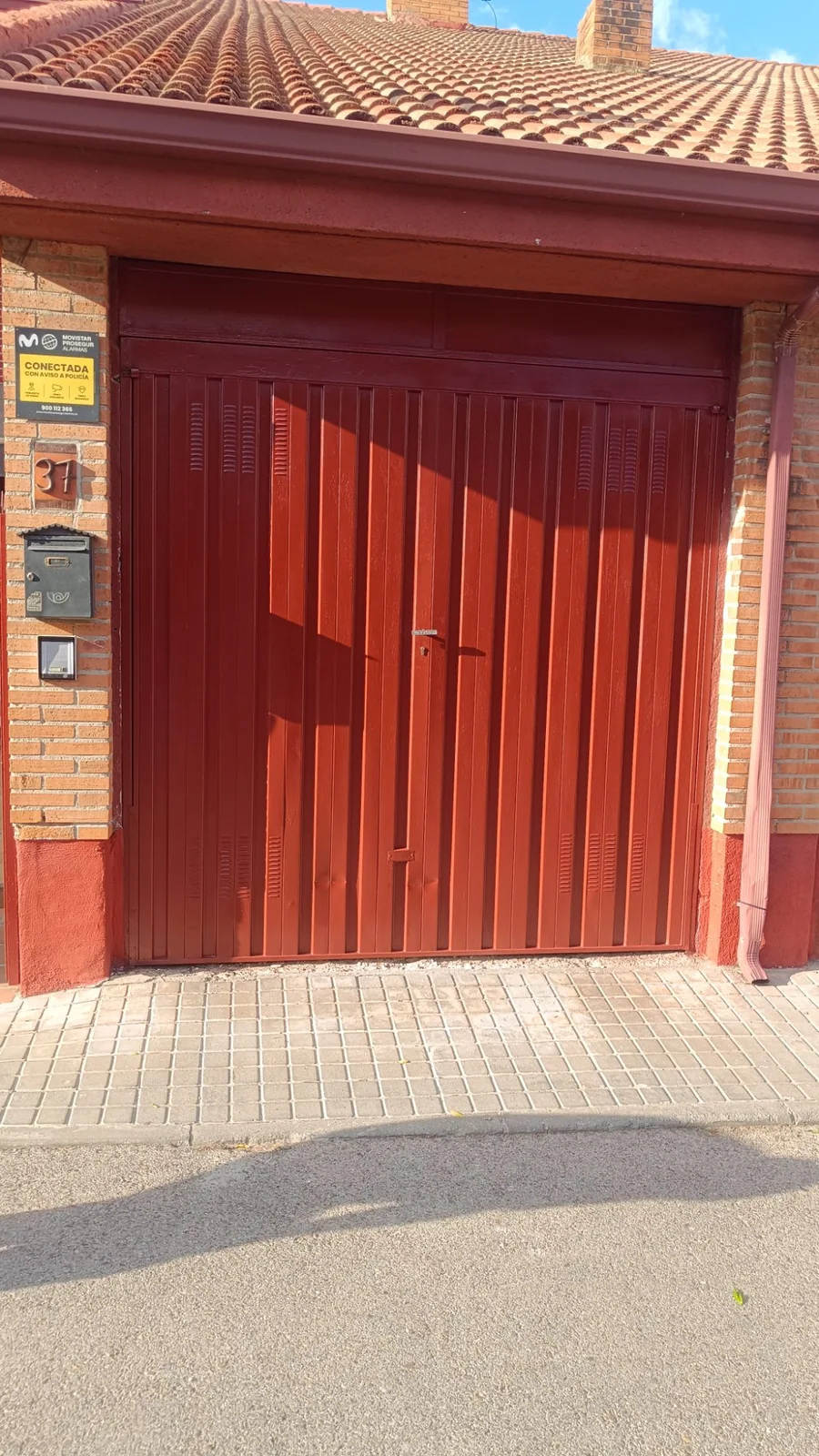 Después: puerta restaurada sin graffiti — El Plantío