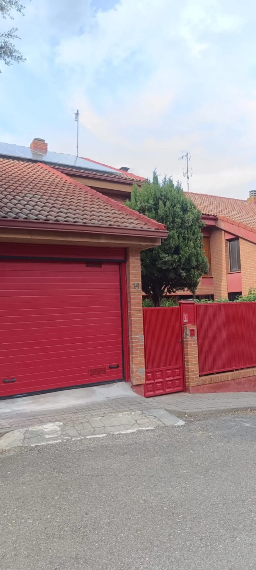 Después: puerta abatible restaurada — Villanueva del Pardillo