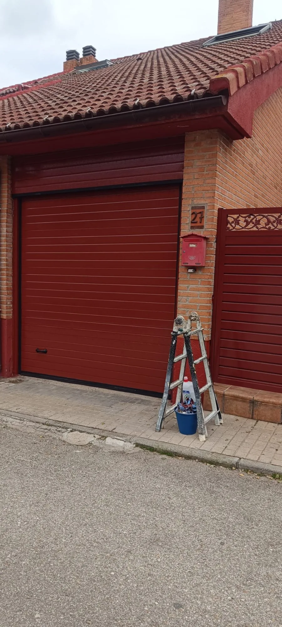Después: puerta seccional renovada — Valdemarín